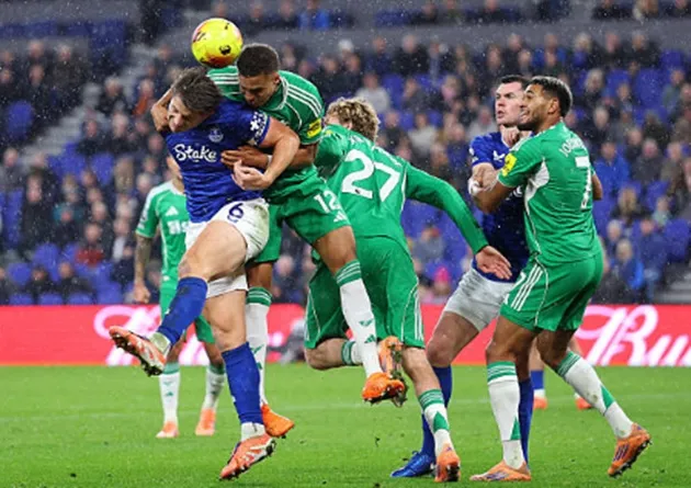 HLV Eddie Howe chỉ đạo Malick Thiaw trong trận gặp Everton