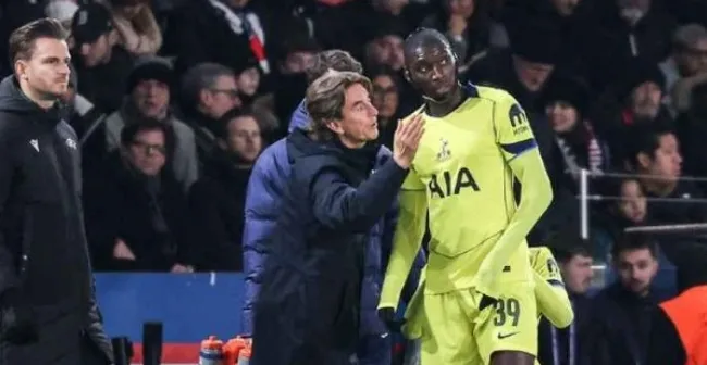 Kolo Muani và HLV Thomas Frank