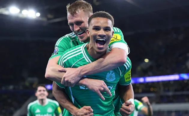 Malick Thiaw ăn mừng bàn thắng bằng đầu trước Everton tại Goodison Park