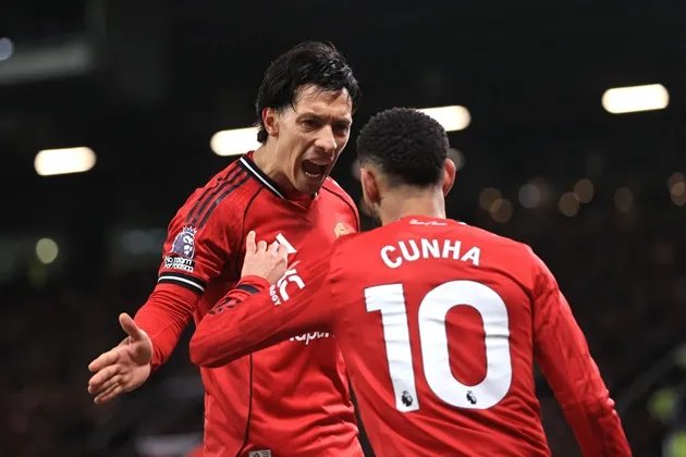 Martinez được trao băng đội trưởng.