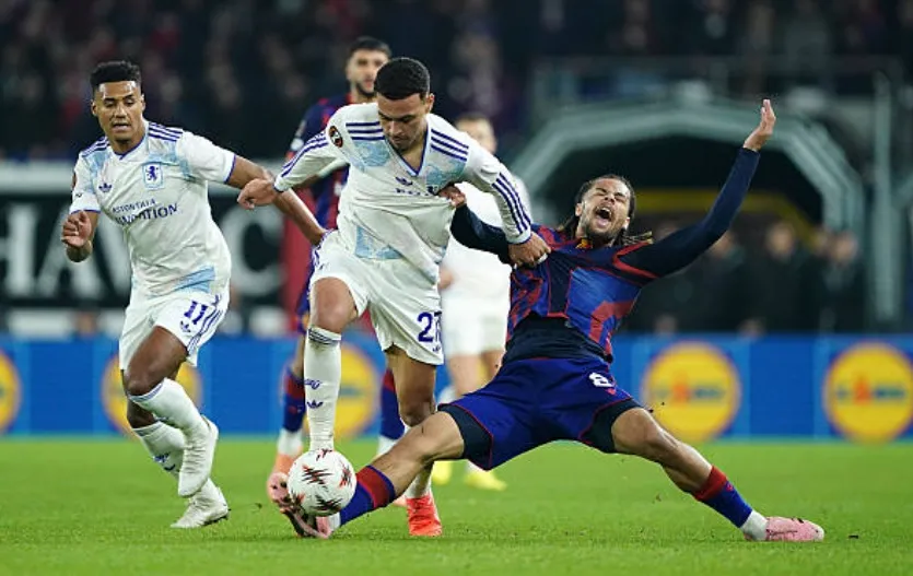 Villa trải qua chuyến làm khách đầy khó khăn trên sân của Basel.