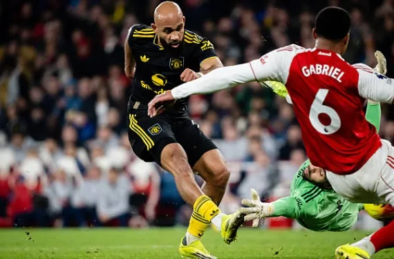 Bryan Mbeumo liên tiếp lập công cùng MU