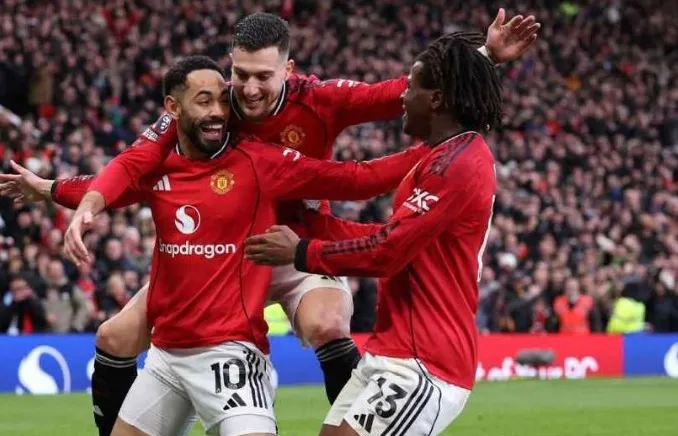 MU khởi sắc với sự xuất hiện của Carrick trên ghế nóng.